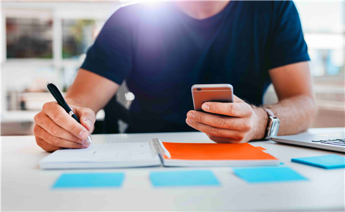 小说电影类网站适合选择香港服务器吗？