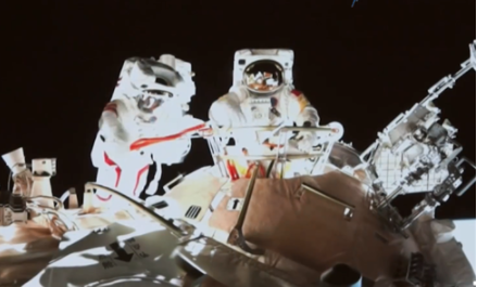 神十三航天员圆满完成出舱任务，王亚平成功为女儿“摘星星”