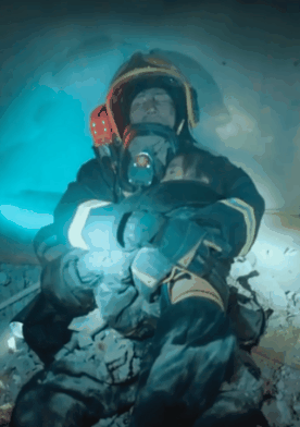 消防员坠楼死死护住女童自己牺牲,年仅27岁!