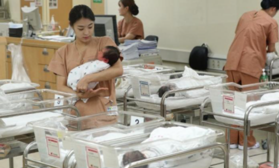 今年以来多地出生人口降幅超一成 背后原因引人担忧