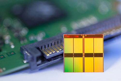 固态硬盘SSD 1年来首次转跌 1TB硬盘交易价仅需240元